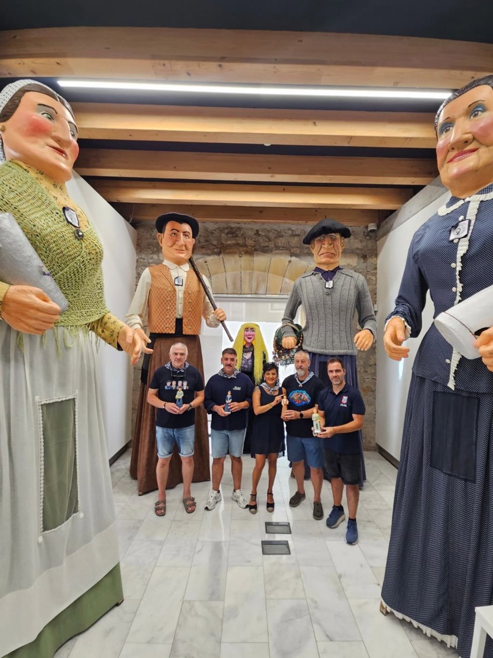 Gigantes de Bermeo y sus reproducciones en miniatura