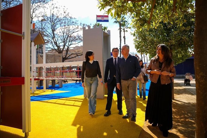 El alcalde de Sevilla, José Luis Sanz, junto a los delegados de Parques y Jardines y Cartuja, Evelia Rincón y Álvaro Pimentel.