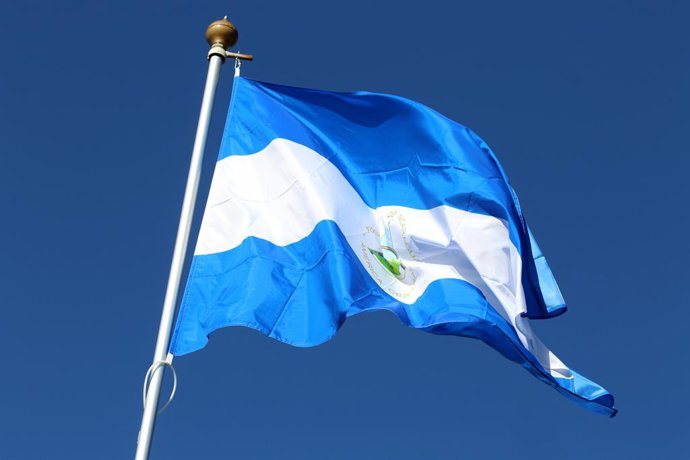 Archivo - Arquivo - 2 de abril de 2026, São Petersburgo, Rússia: A bandeira nacional da República da Nicarágua, tremulando ao vento em um mastro em São Petersburgo, Rússia.