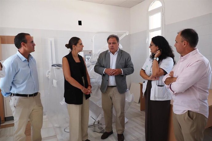 Visita del delegado de Salud de la Junta en Huelva, Juan Carlos Duarte (centro), al centro de salud de Palos de la Frontera (Huekva).