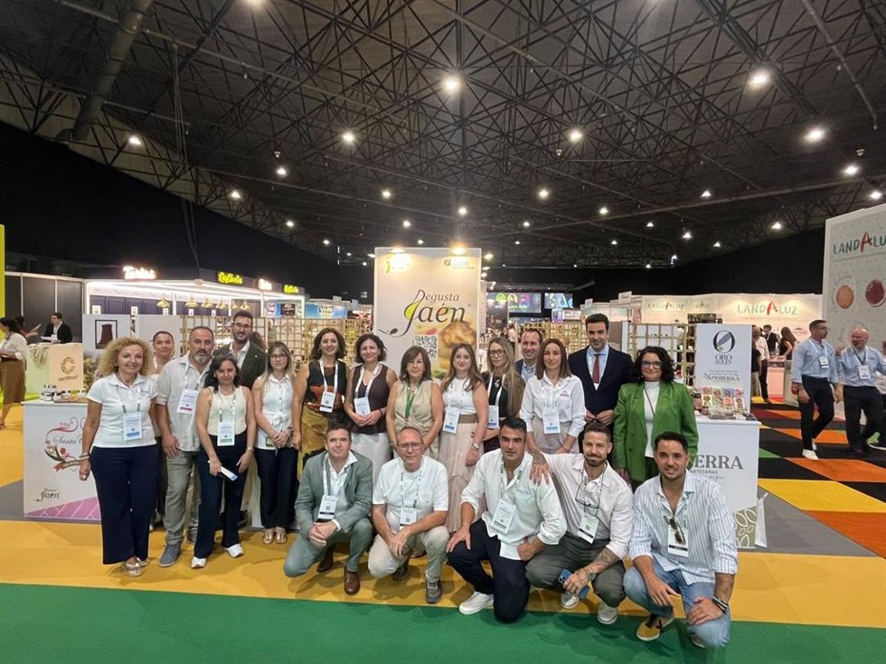 La diputada Isabel Uceda, junto a respnsables de empresas jiennenses presentes en la feria Auténtica Premium Food.