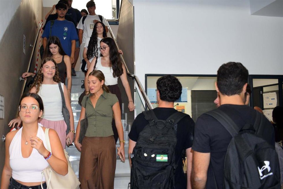 Estudiantes de la Universidad de Almería durante el primer día de clases del curso 2026-2027.