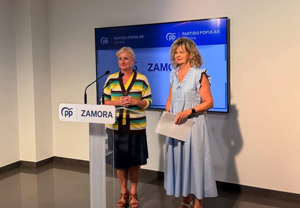La portavoz del PP en las Cortes de Castilla y León, Leticia García, y la diputada nacional popular por la provincia, Elvira Velasco, en una rueda de prensa en la sede del PP de Zamora.