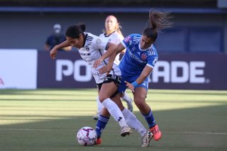 Futbol, Colo Colo vs Universidad de Chile. Final, campeonato Nacional Femenino 2024. La jugadora de Colo Colo Yessenia Lopez, izquierda, disputa el balon con la defensa de Universidad de Chile durante el partido  disputado en el estadio Bicentenario de