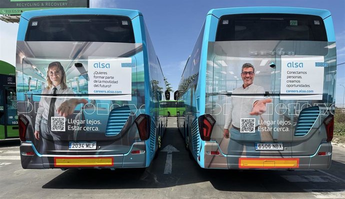 Archivo - Vinilos en autobuses Alsa de su nueva campaña 'Llegar lejos. Estar cerca'.