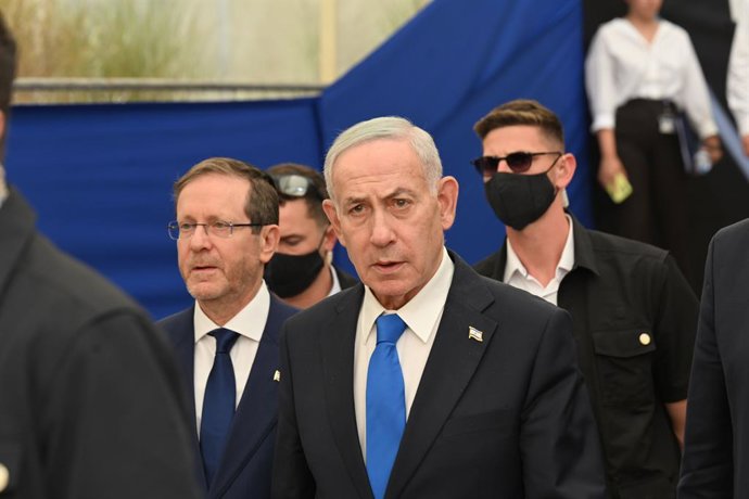 14 de setembro de 2026, Jerusalém, Jerusalém, Israel: JERUSALÉM, ISRAEL – 5 DE AGOSTO DE 2026: Um retrato do primeiro-ministro israelense Benjamin Netanyahu enquanto participa de uma cerimônia fúnebre no Cemitério Nacional do Monte Herzl, em Jerusalém, Is
