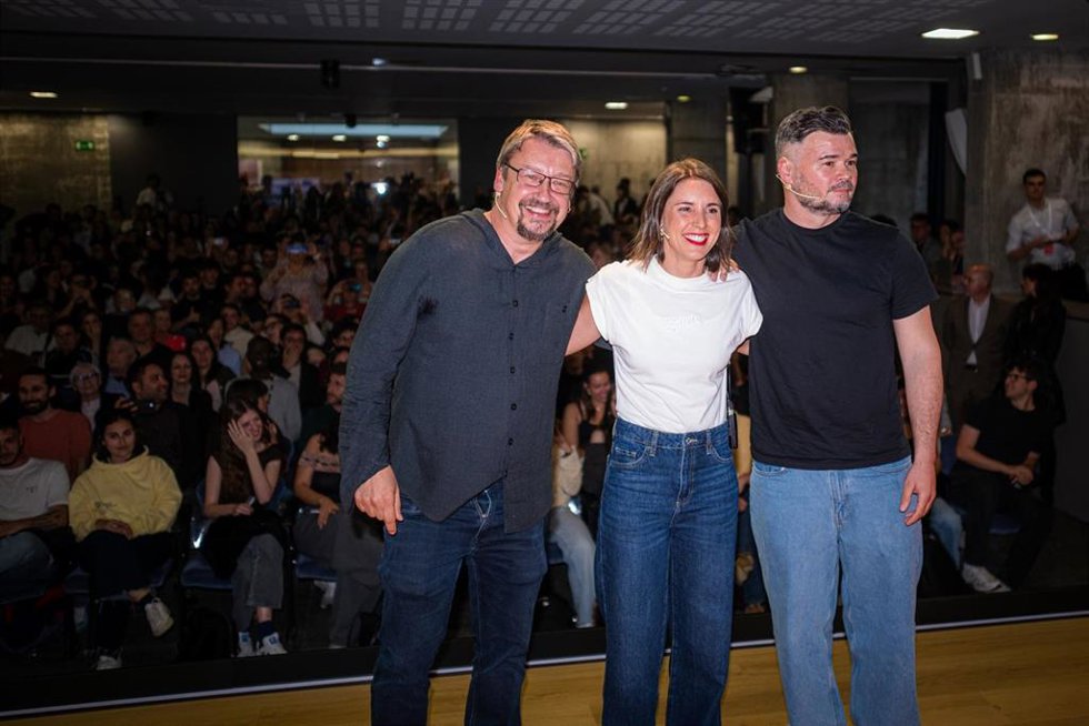 Archivo - El portavoz de ERC en el Congreso, Gabriel Rufián (d) y la secretaria política de Podemos, Irene Montero (c), durante el diálogo 'Què s'ha de fer?', moderada por Xavier Domènech (i), a 9 de abril de 2026, en Barcelona, Catalunya (España). 