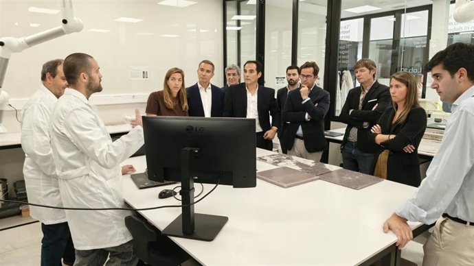 El consejero andaluz de Inteligencia Artificial, Desarrollo Digital y Administración Pública, José Antonio Nieto, visita la sede de Cosentino en Cantoria (Almería).