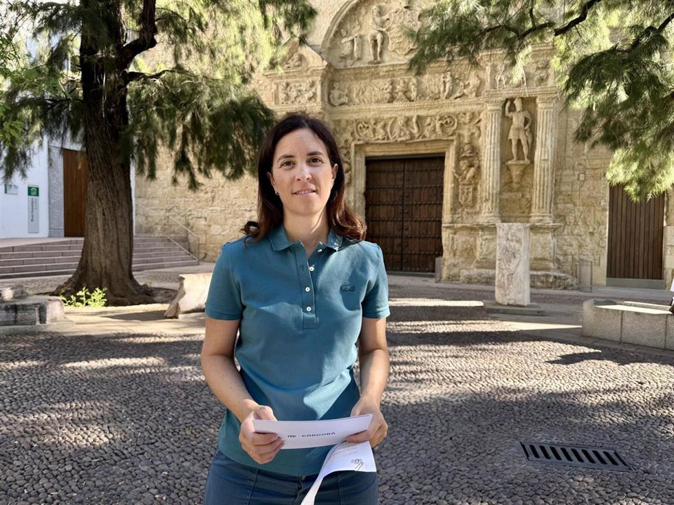 La senadora del PP por Córdoba Cristina Casanueva ante el Museo Arqueológico de Córdoba.