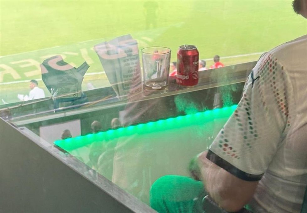 Una lata de cerveza durante un partido.