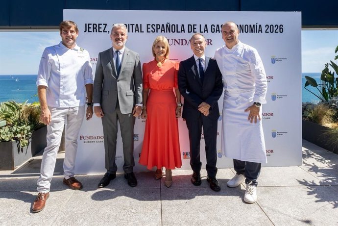 La alcaldesa de Jerez con el alcalde de Barcelona en la presentación de Jerez como Capital Española de la Gastronomía.