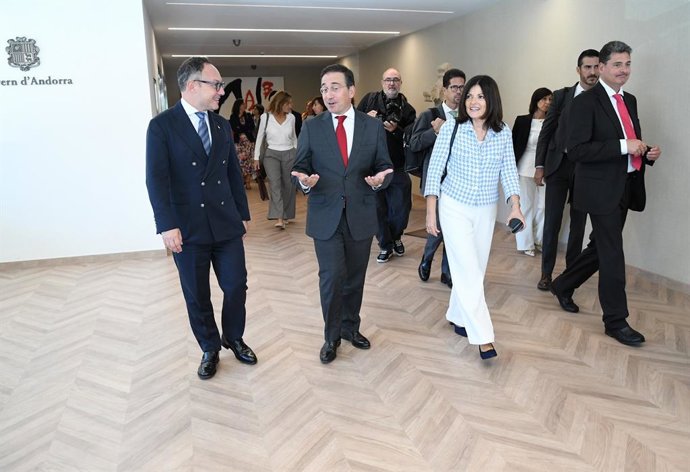Albares junt amb Espot i Tor durant la seva visita a Andorra.