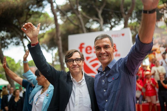 Archivo - El presidente de la Generalitat de Cataluña, Salvador Illa (i) y el presidente del Gobierno, Pedro Sánchez (d), durante la Fiesta de la Rosa del PSC, a 21 de septiembre de 2025, en Gavà, Barcelona.