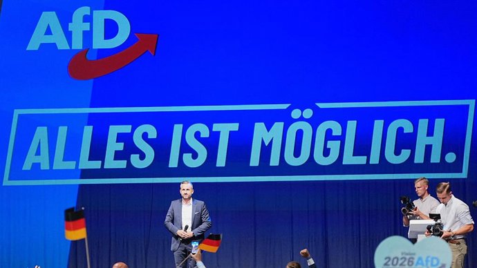 6 de setembro de 2026, Saxônia-Anhalt, Magdeburgo: Ulrich Siegmund, candidato-líder da Alternativa para a Alemanha (AfD) e copresidente do grupo parlamentar estadual na Saxônia-Anhalt, sobe ao palco na festa eleitoral da AfD no Altes Theater, após a proje