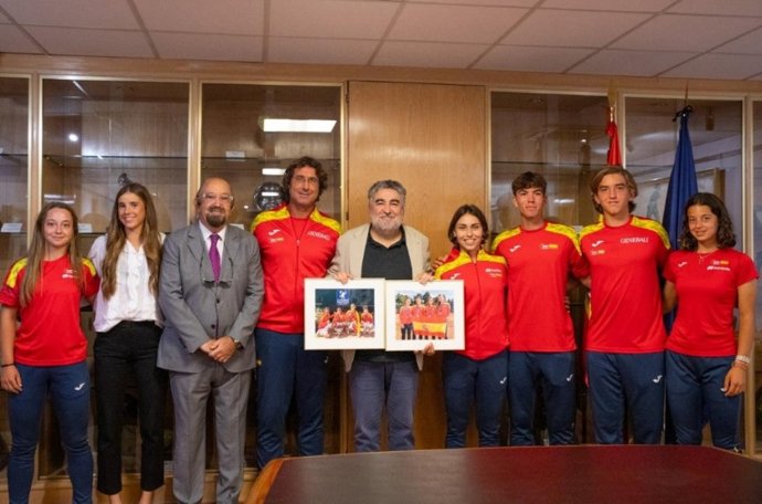 Archivo - Rodríguez Uribes recibe a las selecciones españolas masculina y femenina de tenis Sub-16, oro y plata en el Europeo