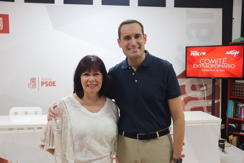 El secretario general del PSOE de Jaén, Juan Latorre, junto a Micaela Navarro.