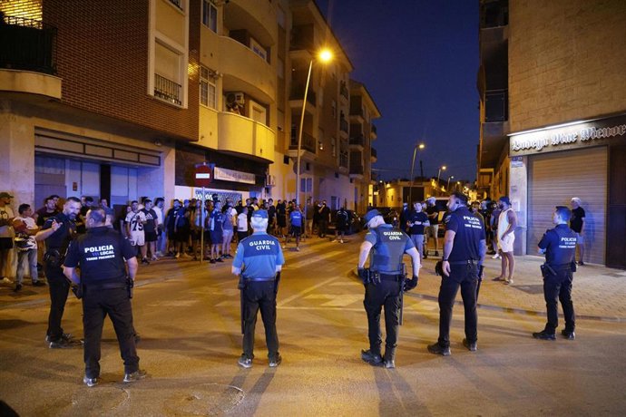 Archivo - Agentes de Policía Local y Guardia Civil durante los altercados en Torre Pacheco, a 12 de julio de 2025, en Torre Pacheco, Murcia (España). 