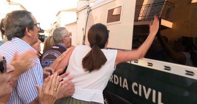 Vecinos de Hornachos increpan el furgón en el que viajan los dos detenidos por el asesinato de Francisca Cadenas