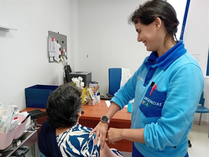 Archivo - Un médico de urgencia atiende a una paciente. Imagen de archivo. 
