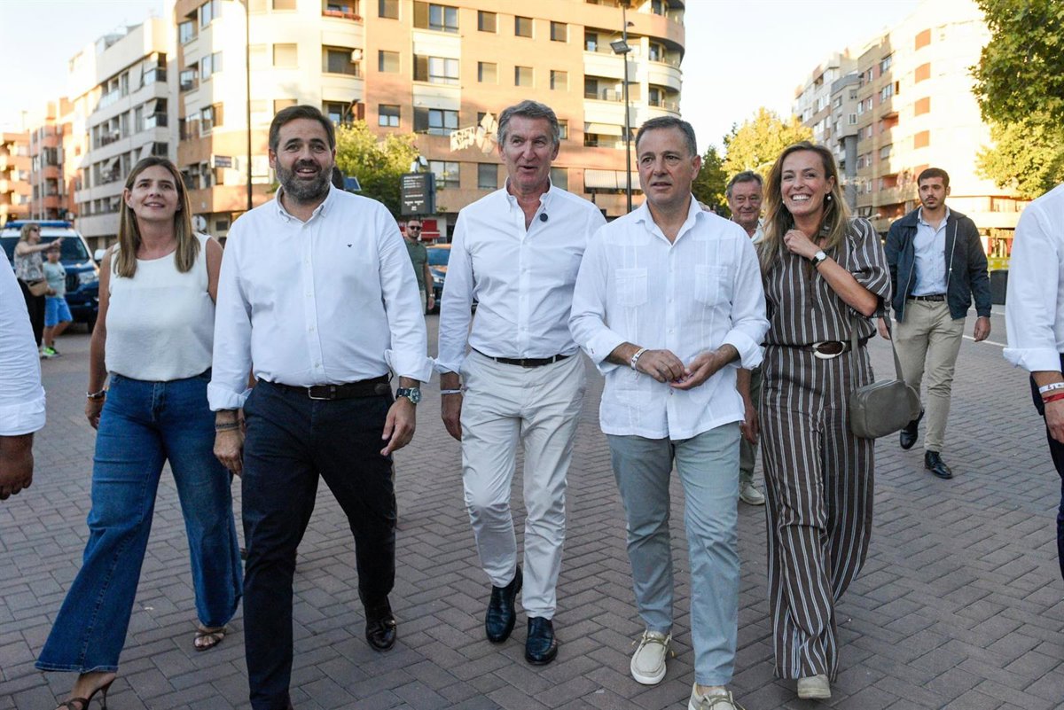 Feijóo se compromete a volver otra vez a unir a los ciudadanos durante su visita a la Feria de Albacete
