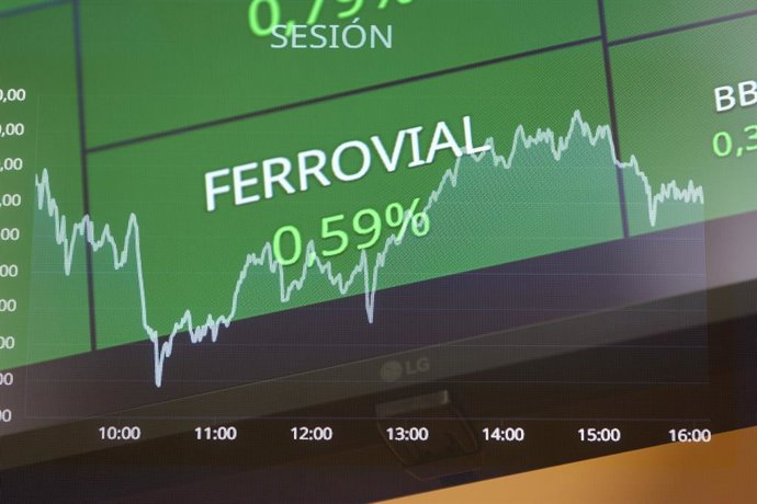 Archivo - Un panel de Ferrovial en el Palacio de la Bolsa de Madrid (España).