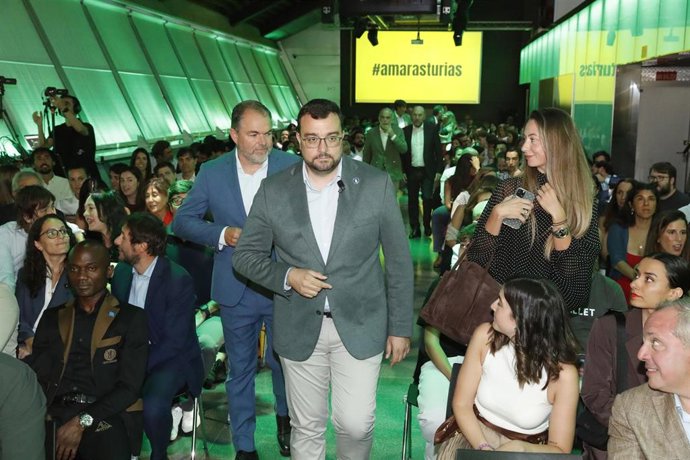 Adrián Barbón, en el centro