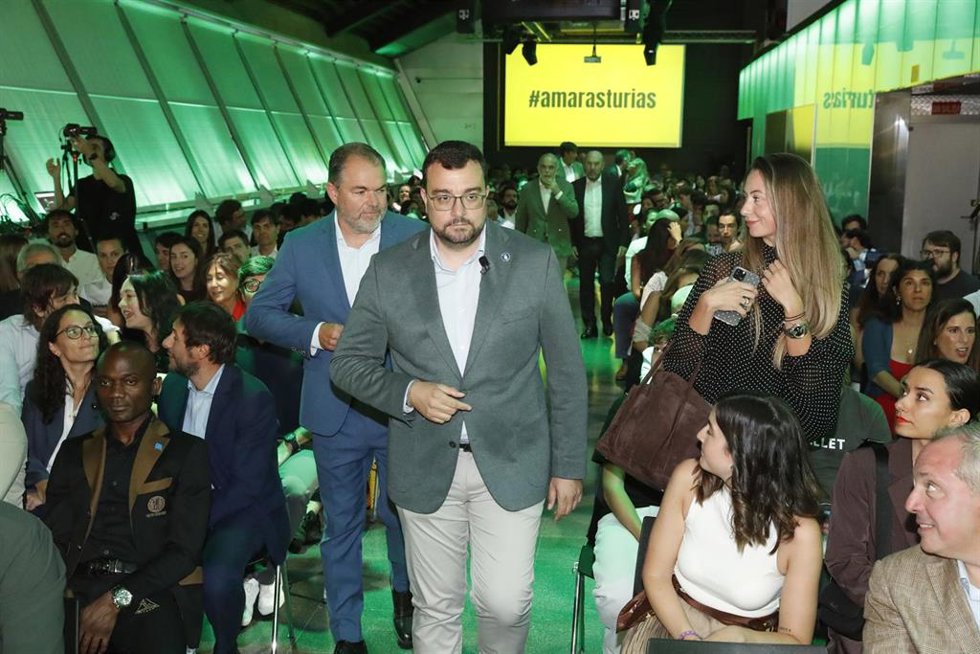 Adrián Barbón, en el centro