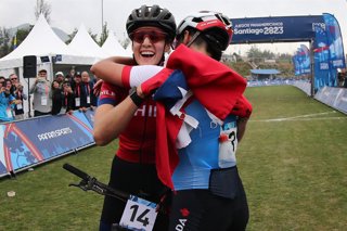 SANTIAGO, CHILE – OCT 21: Catalina Vidaurre de Chile celebra su segundo lugar en bicicleta de montaña femenino durante los Juegos Panamericanos 2023 realizado en el Club Deportivo Universidad Catolica el 21 de octubre de 2023 en Santiago, Chile./