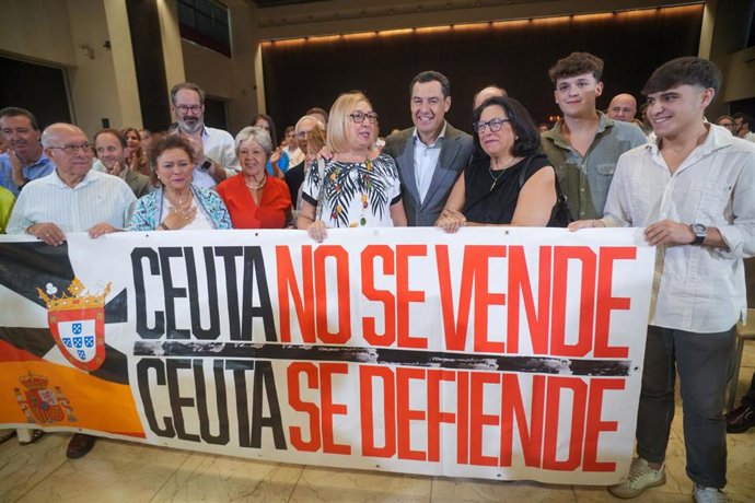 El presidente del PP de Andalucía y de la Junta, Juanma Moreno (c) acompaña a una representación de ciudadanos de Ceuta, en la Junta Directiva Autonóminca del PP andaluz acompañado por el secretario general del PP andaluz, Antonio Repullo (i). A 14 de sep
