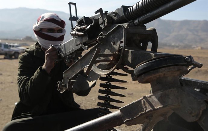 Archivo - Arquivo - 22 de janeiro de 2024, Sanaa, Iêmen: Apoiadores tribais dos houthis do Iêmen empunham suas armas durante um protesto armado contra a decisão do governo dos EUA de classificar os houthis como grupo terrorista, em Sanaa, no Iêmen.Os hout
