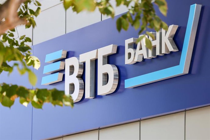 Archivo - Fachada de una oficina del banco VTB en Jersón