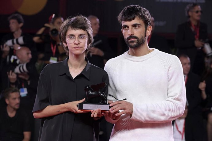 Los directores Yuval Abraham y Rachel Szor posan con el Premio Especial del Jurado por 'NAZA' tras la gala de clausura del Festival Internacional de Cine de Venecia