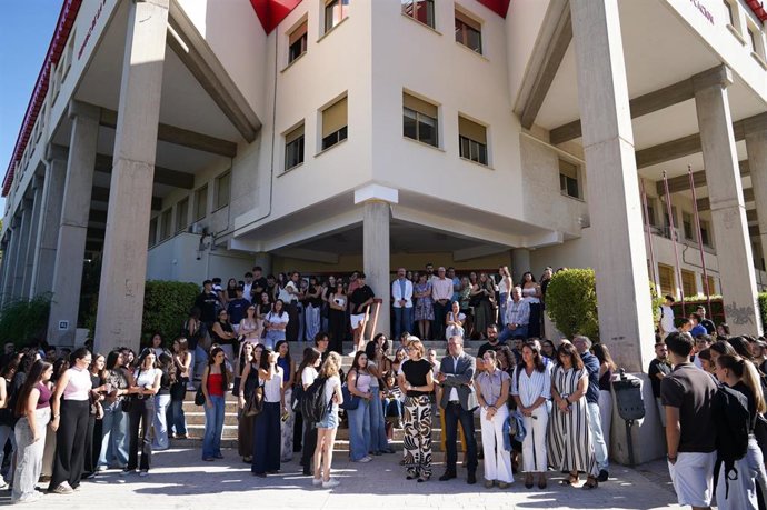 Participantes en el minuto de silencio convocado por la Universidad de Granada en memoria de la estudiante Claudia Tacoronte Aguilera, asesinada en México.