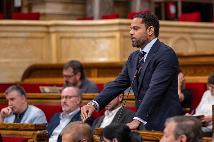 Archivo - El secretario general de Vox, Ignacio Garriga, interviene durante una sesión de control al Govern, en el Parlament de Catalunya, a 20 de mayo de 2026, en Barcelona.