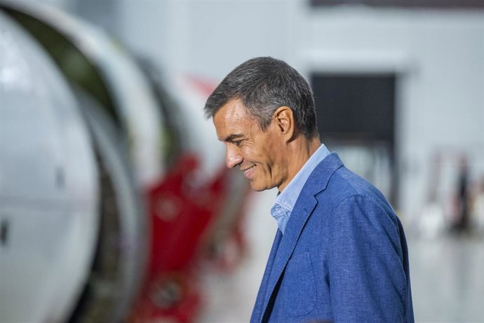 El presidente del Gobierno, Pedro Sánchez (c), visita las instalaciones de la empresa aeroespacial PLD Space, a 10 de septiembre de 2026, en Elche.