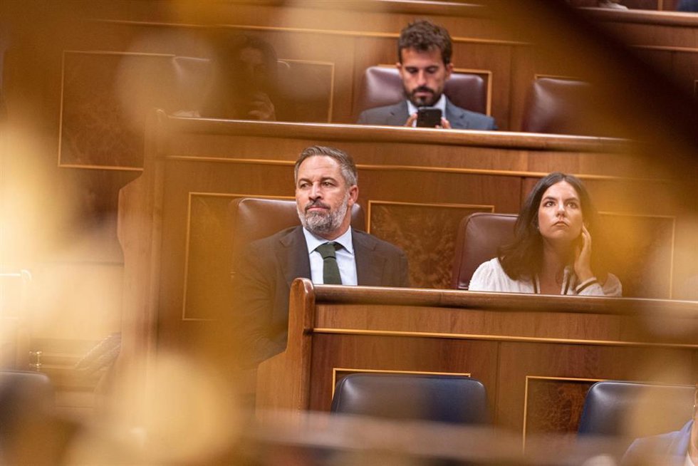 El presidente de Vox, Santiago Abascal (c), durante una sesión plenaria en el Congreso de los Diputados, a 10 de septiembre de 2026, en Madrid (España).