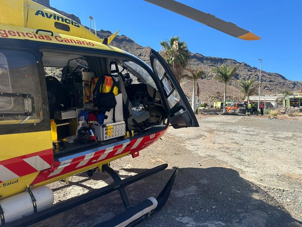 Archivo - Helicóptero medicalizado del SUC traslada al hospital a un hombre herido en accidente de tráfico en Gran Canaria.