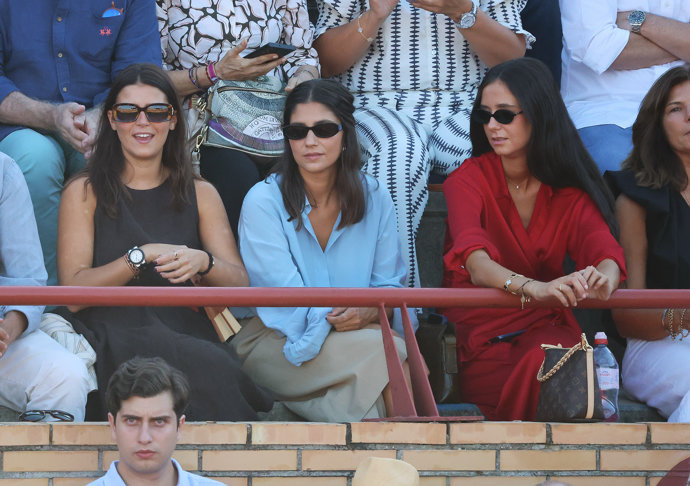 Tana Rivera y Victoria Federica durante la corrida de toros de Roca Rey en Móstoles