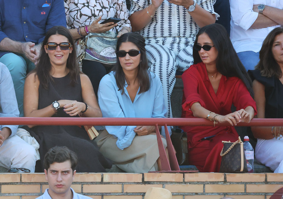 Tana Rivera y Victoria Federica durante la corrida de toros de Roca Rey en Móstoles