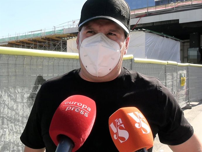 Lucas hablando con la prensa a su llegada a Barcelona
