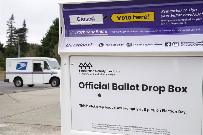 Archivo - Un camión del Servicio Postal de Estados Unidos aparcado cerca de un buzón de depósito de votos en la localidad de Brier, estado de Washington