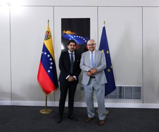 El director general para Europa del Ministerio para Relaciones Exteriores de Venezuela, Nelson Totesaut (izq.), recibe al nuevo embajador de la Unión Europea en Venezuela, Gilles Bertrand, a su llegada al país latinoamericano