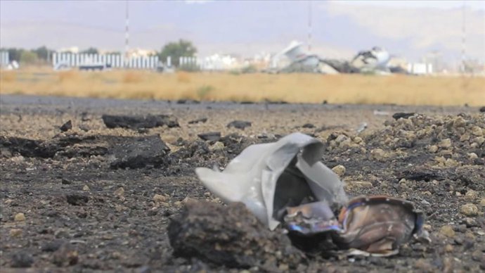 Archivo - Restos de metal tras un bombardeo atribuido a Arabia Saudí contra el Aeropuerto de Saná (Yemen), controlado por los rebeldes hutíes