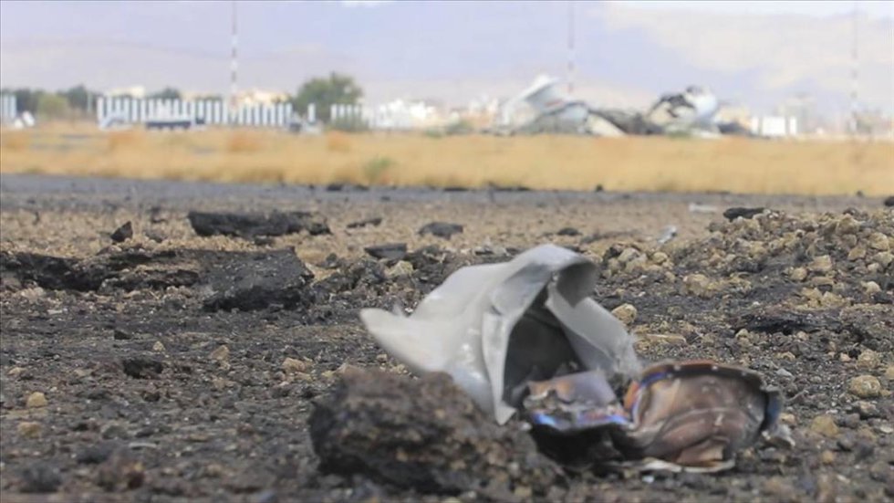 Archivo - Restos de metal tras un bombardeo atribuido a Arabia Saudí contra el Aeropuerto de Saná (Yemen), controlado por los rebeldes hutíes