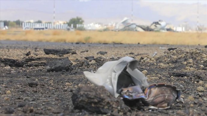 Archivo - Arquivo - SANAA, 13 de julho de 2026  -- Fragmentos de metal são vistos no Aeroporto Internacional de Sanaa, em Sanaa, Iêmen, em 13 de julho de 2026. A emissora Al-Masirah TV, controlada pelos houthis, informou nesta segunda-feira que a Arábia S