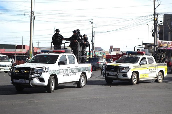 Archivo - Fuerzas de seguridad bolivianas intervienen en bloqueos de carreteras de la capital del país, La Paz