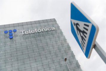 Archivo - Exterior de la sede de Telefónica