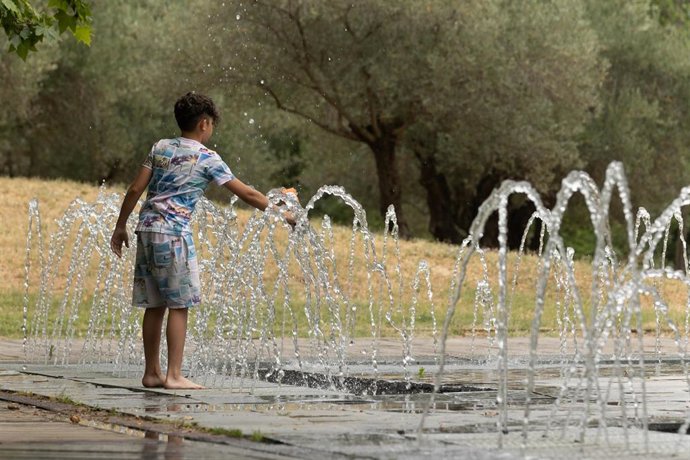 Archivo - Un niño se moja en los chorros de Madrid Río, a 16 de junio de 2022, en Madrid (España). 