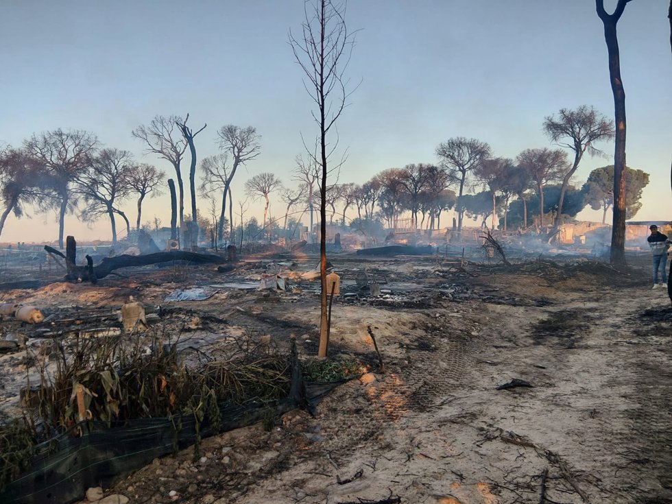 Un incendio calcina 50 chabolas de un asentamiento de Lucena del Puerto (Huelva)