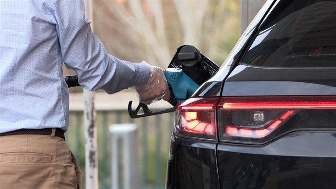 Archivo - Un hombre rellenando el depósito de gasolina de su vehículo en una estación de servicio